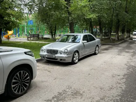 Mercedes-Benz E 320 2000 года за 5 500 000 тг. в Шымкент – фото 3