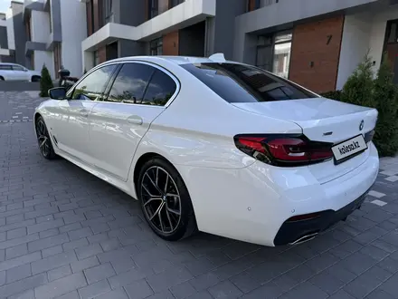 BMW 530 2022 года за 36 500 000 тг. в Алматы – фото 3