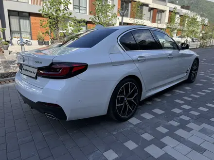 BMW 530 2022 года за 36 500 000 тг. в Алматы – фото 5