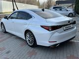 Lexus ES 350 2021 года за 31 600 000 тг. в Алматы – фото 4