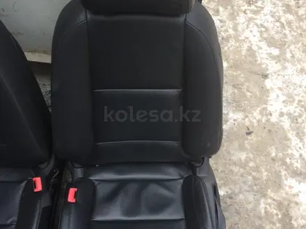 Передние кожаные сиденья на Audi за 90 000 тг. в Алматы – фото 2