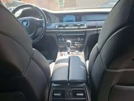 BMW 750 2009 года за 9 000 000 тг. в Астана – фото 2