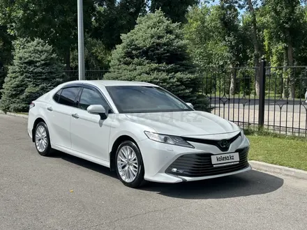 Toyota Camry 2019 года за 14 300 000 тг. в Тараз – фото 3