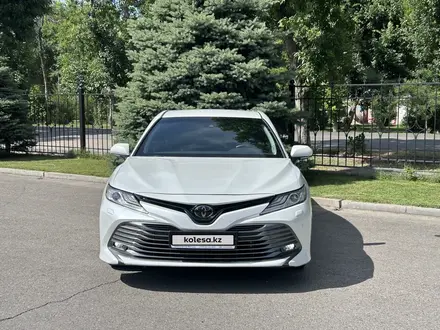 Toyota Camry 2019 года за 14 300 000 тг. в Тараз – фото 2