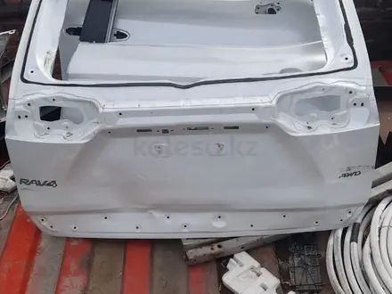 Дверь багажника Toyota RAV4 за 100 000 тг. в Усть-Каменогорск
