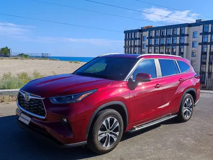 Toyota Highlander 2022 года за 24 500 000 тг. в Актау