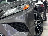 Toyota Camry 2018 года за 12 000 000 тг. в Шымкент – фото 2