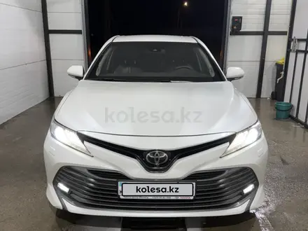 Toyota Camry 2020 года за 13 300 000 тг. в Семей – фото 2