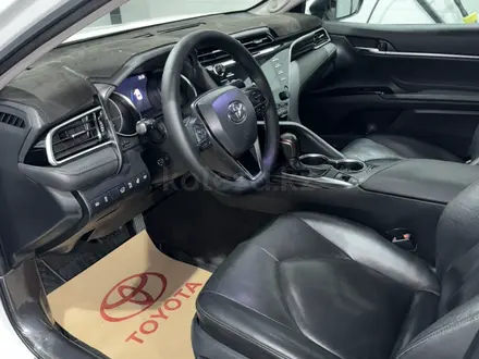 Toyota Camry 2020 года за 13 300 000 тг. в Семей – фото 23