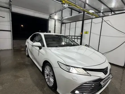Toyota Camry 2020 года за 13 300 000 тг. в Семей – фото 3