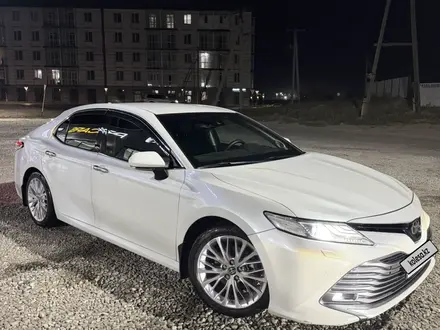 Toyota Camry 2020 года за 13 300 000 тг. в Семей