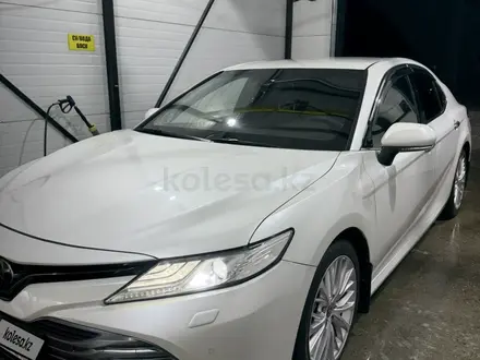 Toyota Camry 2020 года за 13 300 000 тг. в Семей – фото 5