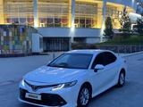 Toyota Camry 2020 года за 13 500 000 тг. в Алматы – фото 2