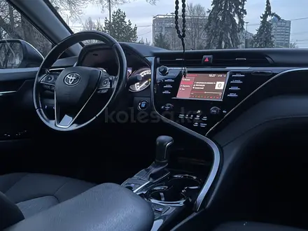 Toyota Camry 2020 года за 13 500 000 тг. в Алматы – фото 38
