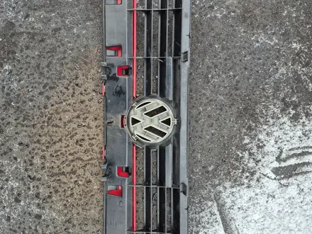 Решетка радиатора Volkswagen Golf 3 в сборе с саблей за 21 000 тг. в Семей – фото 4