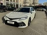 Toyota Camry 2021 года за 18 200 000 тг. в Астана – фото 2