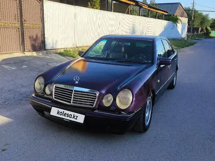 Mercedes-Benz E 230 1996 года за 2 000 000 тг. в Алматы – фото 2