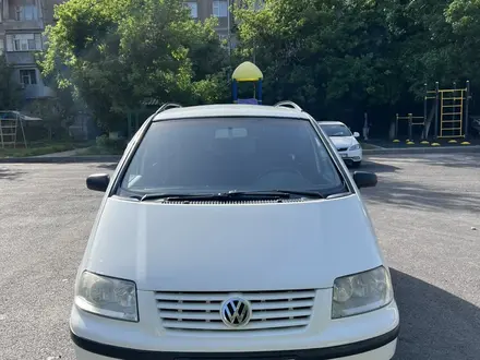 Volkswagen Sharan 2002 года за 3 500 000 тг. в Шымкент