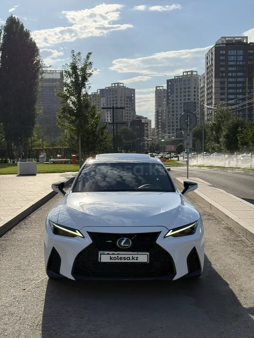 Lexus is-350, 2021