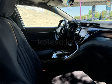 Toyota Camry 2019 года за 13 200 000 тг. в Семей – фото 13