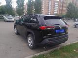 Toyota RAV4 2021 годаfor15 900 000 тг. в Астана – фото 3