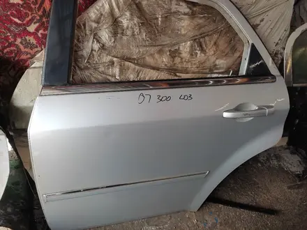 Дверь Chrysler 300C серебро за 55 000 тг. в Алматы