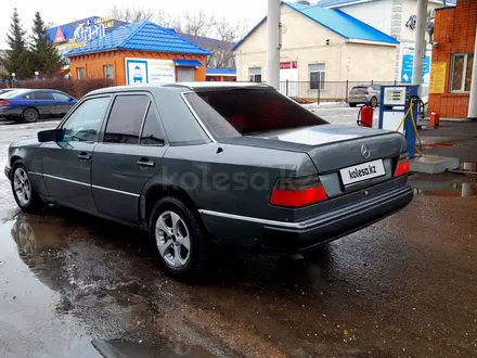Mercedes-Benz E 200 1993 года за 950 000 тг. в Петропавловск – фото 12