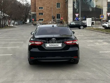 Toyota Camry 2018 года за 13 300 000 тг. в Алматы – фото 2