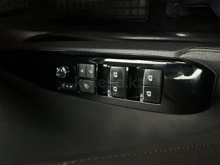 Toyota Camry 2018 года за 13 300 000 тг. в Алматы – фото 12