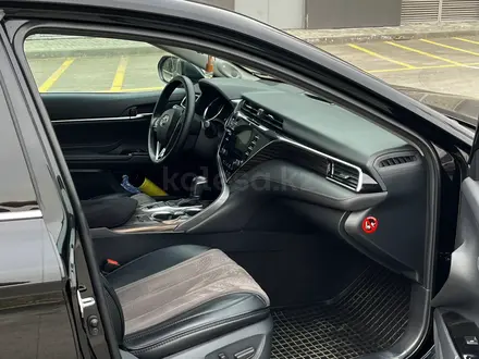Toyota Camry 2018 года за 13 300 000 тг. в Алматы – фото 10