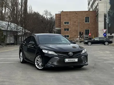 Toyota Camry 2018 года за 13 300 000 тг. в Алматы