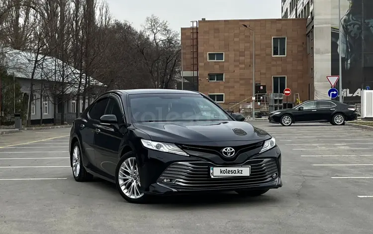 Toyota Camry 2018 года за 13 300 000 тг. в Алматы