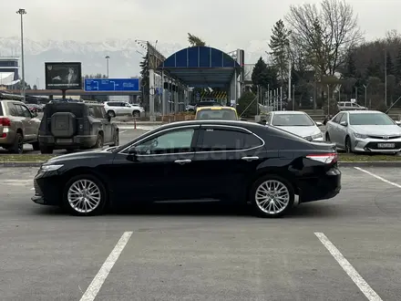 Toyota Camry 2018 года за 13 300 000 тг. в Алматы – фото 3