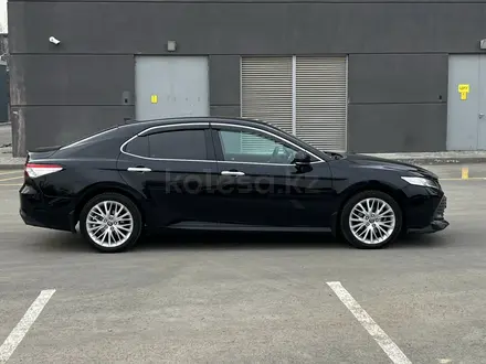 Toyota Camry 2018 года за 13 300 000 тг. в Алматы – фото 5