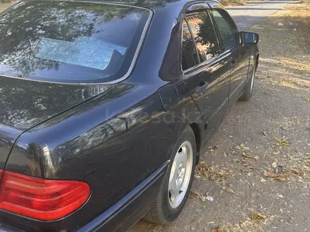 Mercedes-Benz E 240 1998 года за 2 900 000 тг. в Уральск – фото 6