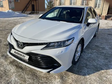 Toyota Camry 2018 года за 13 500 000 тг. в Уральск – фото 2
