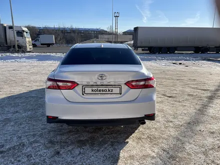 Toyota Camry 2018 года за 13 500 000 тг. в Уральск – фото 4