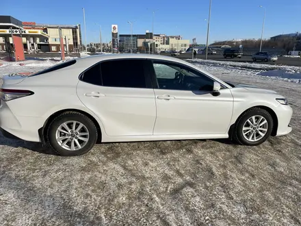 Toyota Camry 2018 года за 13 500 000 тг. в Уральск – фото 3