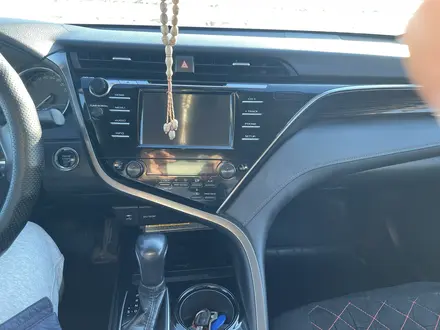 Toyota Camry 2018 года за 13 500 000 тг. в Уральск – фото 8