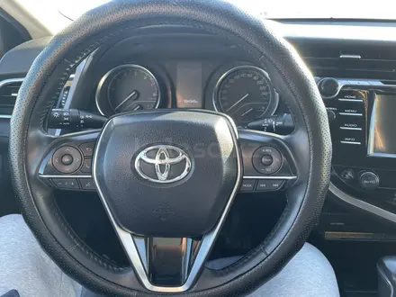Toyota Camry 2018 года за 13 500 000 тг. в Уральск – фото 9