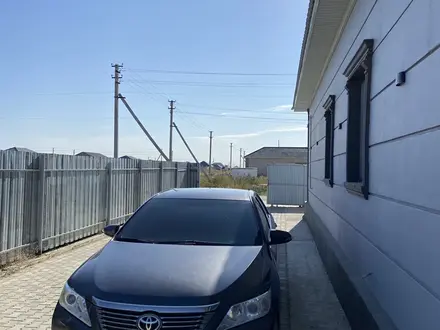 Toyota Camry 2014 года за 9 500 000 тг. в Атырау – фото 2