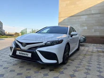 Toyota Camry 2022 года за 12 900 000 тг. в Актау – фото 4