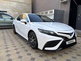 Toyota Camry 2022 года за 13 500 000 тг. в Актау