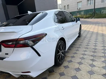 Toyota Camry 2022 года за 12 900 000 тг. в Актау – фото 3