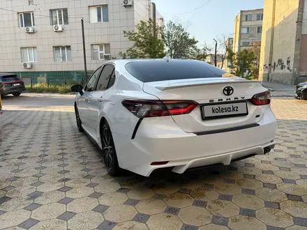 Toyota Camry 2022 года за 12 900 000 тг. в Актау – фото 2