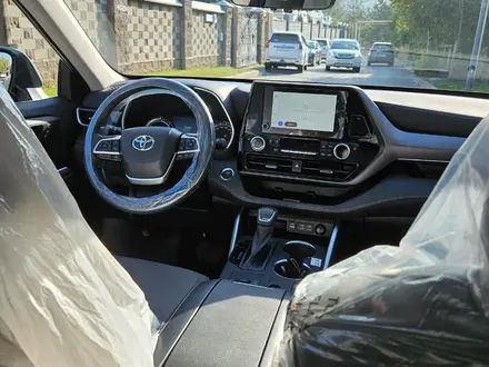 Toyota Highlander 2023 года за 29 900 000 тг. в Алматы – фото 9