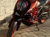 KTM  390 Duke 2020 года за 3 100 000 тг. в Уральск – фото 2