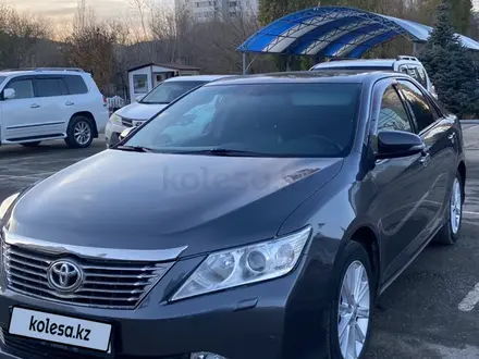 Toyota Camry 2013 года за 9 300 000 тг. в Актобе – фото 2