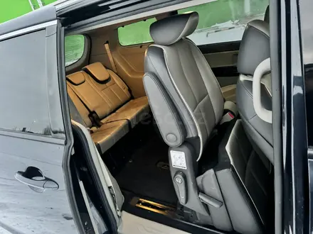 Kia Carnival 2015 года за 7 000 000 тг. в Актобе – фото 10