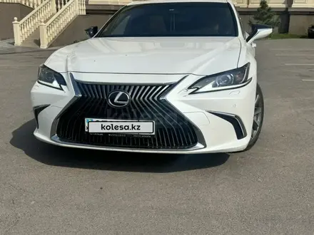 Lexus ES 250 2018 года за 18 800 000 тг. в Алматы